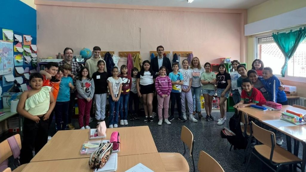 Niñas y niños han debatido y trabajado sobre cooperación en el primero de los talleres desarrollados del programa guiados por la educadora de la ONG Liga Española de la Educación y la Cultura Popular Mireia Pilar Ruiz Manresa