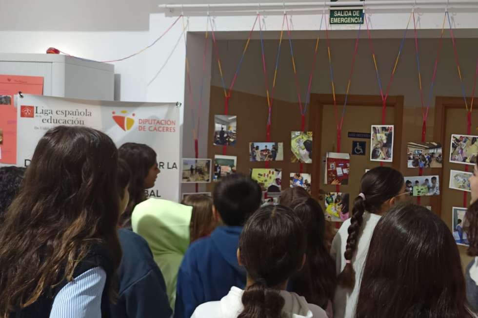 Infancias que construyen puentes: exposiciones por la diversidad y la cooperación en Hervás, Santibáñez el Bajo y Aceituna